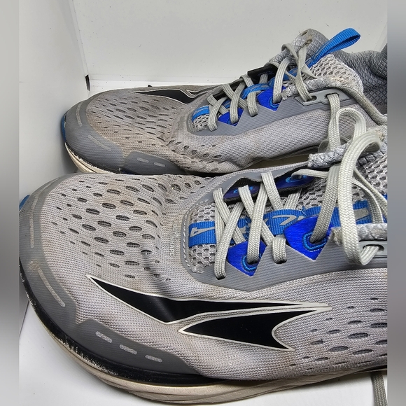 Altra - Picture 2 of 3